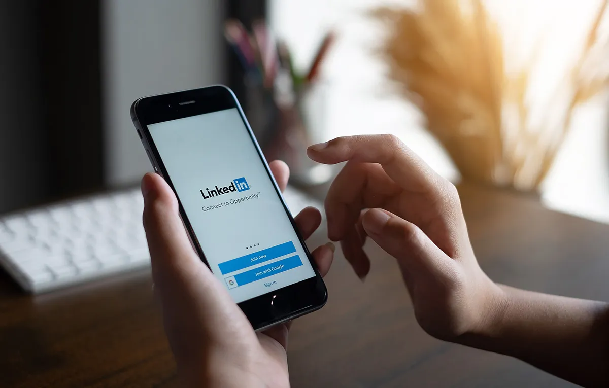 'Open to love': por que tem gente usando o LinkedIn para flertar? Veja riscos de paquerar por lá