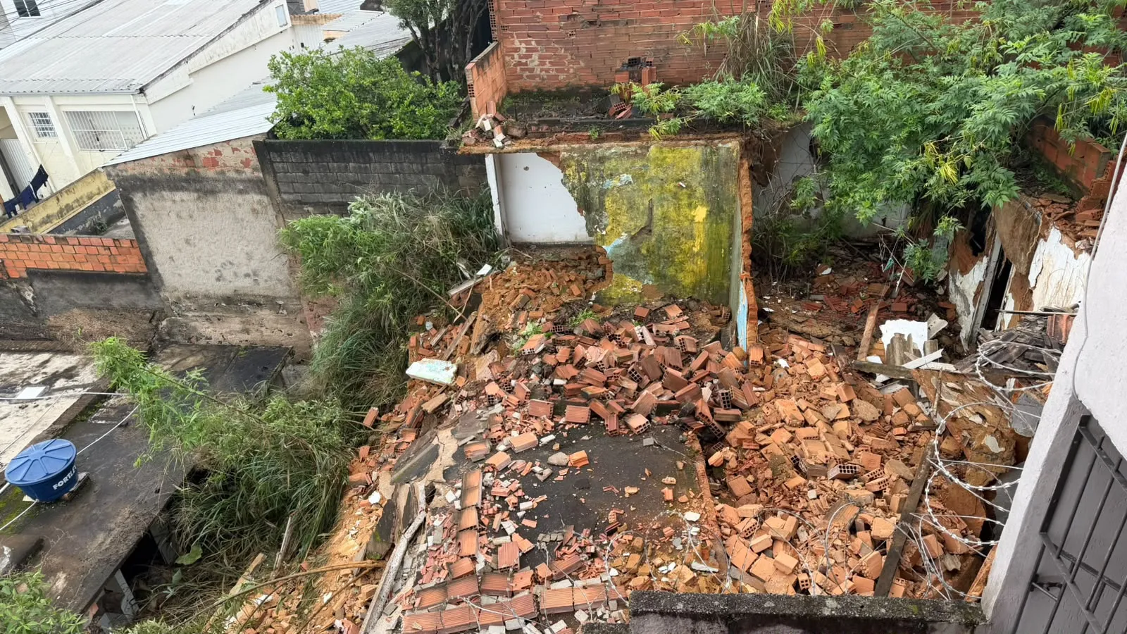 Após chuva, imóvel abandonado desaba e destroços atingem terreno de casa em Juiz de Fora 