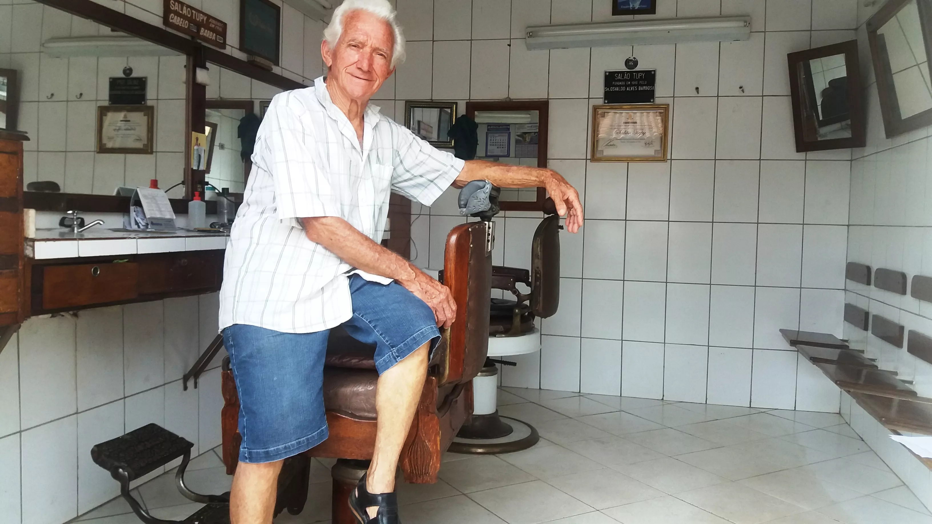 Dia do Idoso: Aos 88 anos, barbeiro segue atuando em salão criado em 1916 após troca de violão por tesouras e navalhas em MG