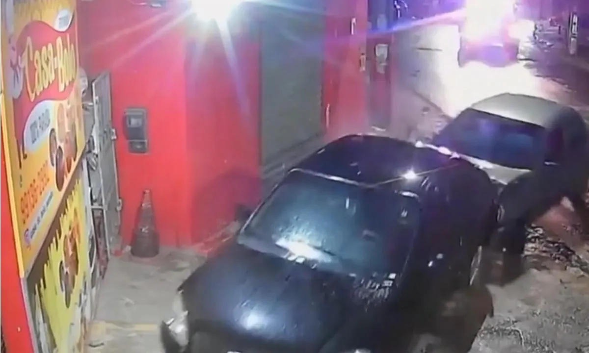 VÍDEO: motorista é detido após bater carro em outro durante tentativa de fuga na Bahia